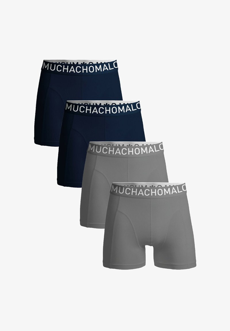 Štiri para bokseric: dva temno modra in dva siva. Vsak ima mehak elastičen pas s printom "MUCHACHOMALO" v beli barvi. Gladka tekstura.