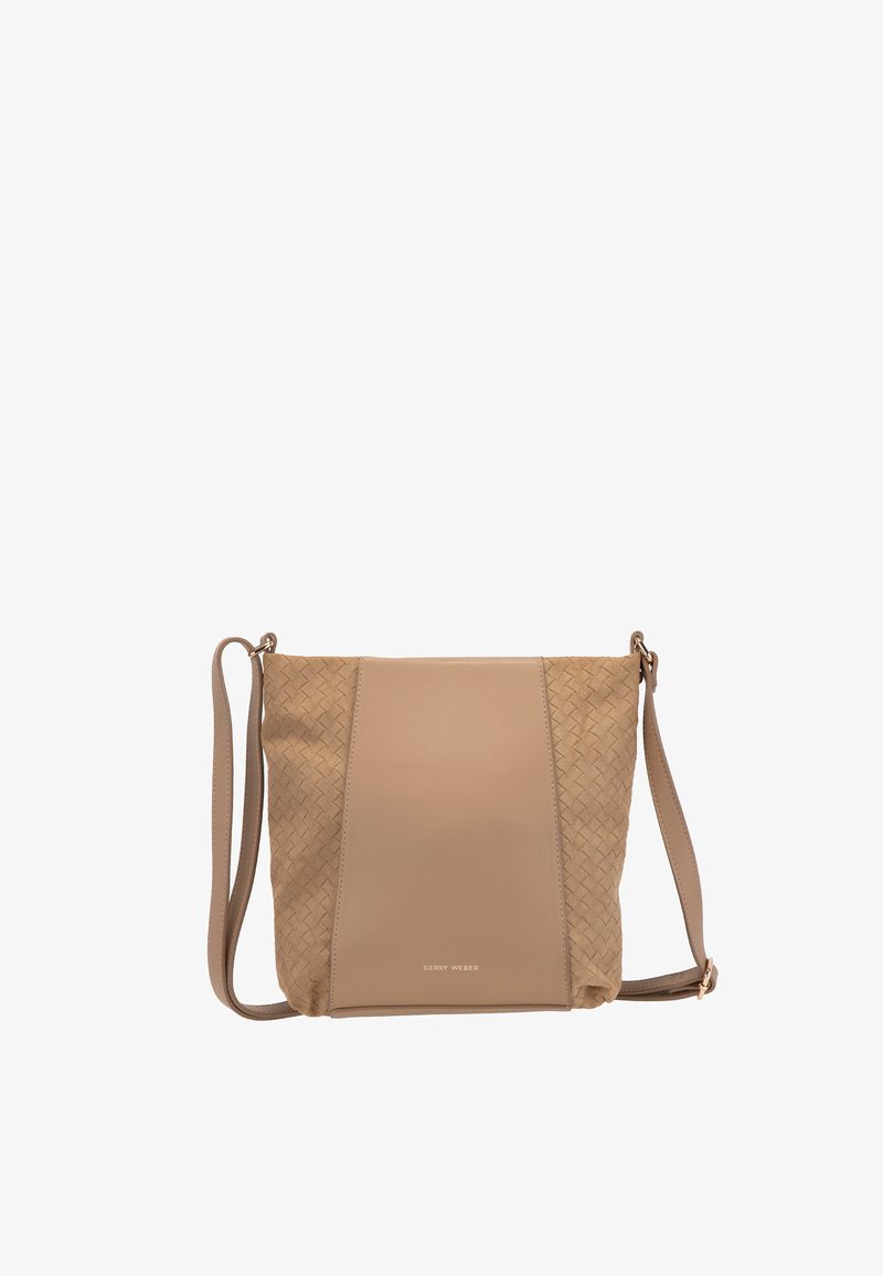 Bežna torbica z tkanimi strukturiranimi stranicami, gladkim osrednjim panelom, nastavljivim ramenskim trakom in majhnim zlatim logotipom "Gerry Weber" spredaj.