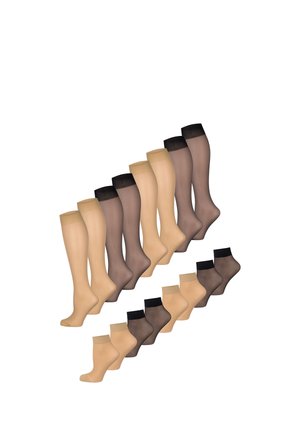 Beine, die beigefarbene kniehohe transparente Strümpfe mit sichtbaren Zehen tragen, vor einem einfachen hellen Hintergrund an den Knöcheln gekreuzt.