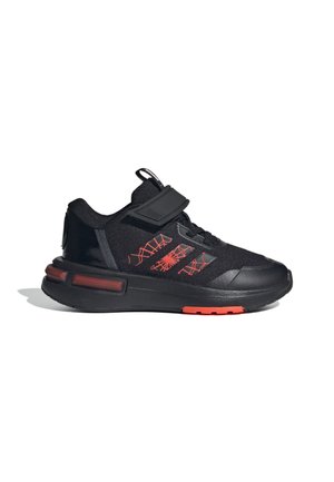 Czarne buty sportowe z czerwonym wzorem przypominającym pajęczynę, z teksturowaną cholewką, rzepem, wyściółką wokół kostki i podświetlanymi akcentami na podeszwie.