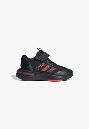 Czarne buty sportowe z czerwonym wzorem przypominającym pajęczynę, z teksturowaną cholewką, rzepem, wyściółką wokół kostki i podświetlanymi akcentami na podeszwie.