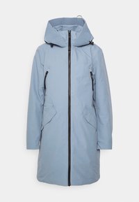 Abrigo azul claro con una capucha grande y texturizada, cremallera frontal y dos bolsillos laterales. Presenta un corte recto y una textura de tela suave.