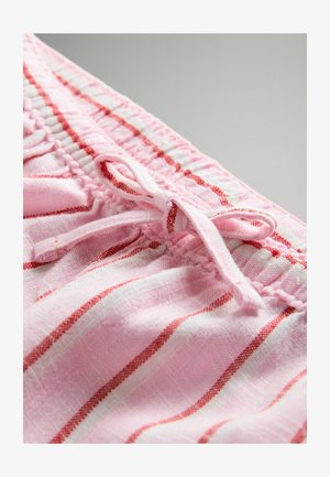 Roze katoen korte broek met rode horizontale strepen, voorzien van een elastische tailleband met een strikje aan de voorkant. Getextureerde stof.