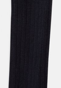 Tessuto a maglia a coste nere, di media densità, con linee verticali e una superficie liscia, adatto per collant o leggings.