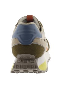 Zapatilla gris claro con acentos en verde oliva y azul, parte superior de gamuza texturizada y malla, suela blanca gruesa y tirador naranja en el talón.