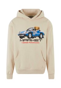 Beige hettegenser med en frontlomme, prydet med et grafisk motiv av en blå racerbil og en bjørn. Teksten skriver "MARKET Ultimate Performance."