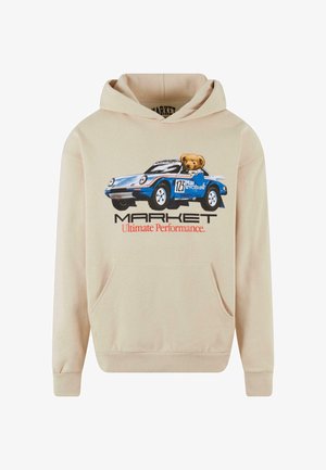 Beige színű kapucnis pulóver elülső kenguru zsebbel, amelyen egy kék versenyautó és egy medve grafikája látható. A felirat: "MARKET Ultimate Performance."