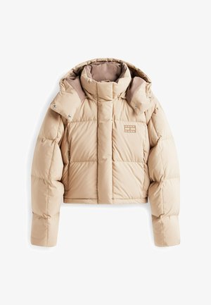 Gekürzte Daunenjacke in hellem Beige, ausgestattet mit einem hohen Kragen, Daunenfüllung, Druckknöpfen und einer subtilen Strukturierung der Oberfläche.