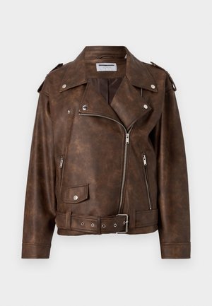 Brun bikerjakke i imitert skinn med sølvfargede glidelåser, trykknapper, belte i midjen og skulderklaffer mot en ensfarget bakgrunn.
