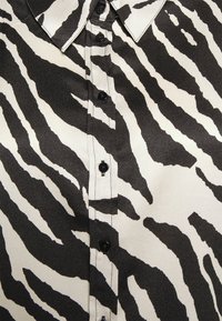 Vero Moda Curve VMALASKA ZEBRA SHOULDER - Blusa com botões - snow white
