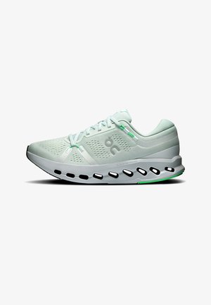 Chaussure de course athlétique vert clair avec empeigne en mesh ventilé, semelle unique ajourée, fermeture à lacets et petits détails verts.