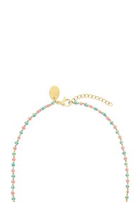 Goldfarbener Armreif mit einer zarten Kette und pastellblauen sowie rosa Perlen. Er ist mit einem Karabinerverschluss und einem verstellbaren Kettendetail ausgestattet.