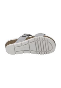 Grijze sandaal met verstelbare band, kurken voetbed en witte rubberen buitenzool met een gewatteerd grippatroon. Merknamen zijn in de zool geperst.