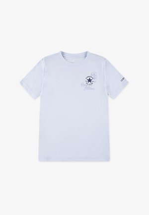 Camiseta de algodón azul claro con cuello redondo, mangas cortas y un estampado gráfico que presenta un logo de estrella y texto en la parte superior izquierda.