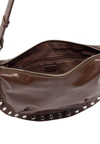 Brązowa skórzana torba z zamkiem błyskawicznym, o gładkiej fakturze, z okrągłymi srebrnymi ćwiekami na dole i przestronnym wnętrzem.