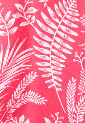 Patrones botánicos blancos de hojas y ramas sobre un fondo de tela texturizada de color rosa brillante.