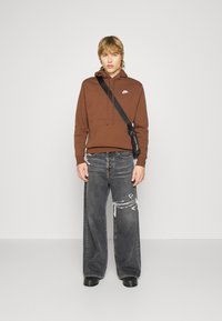 Nike Sportswear SPORTSWEAR CLUB FLEECE - Sweatshirt com capuz - braun/weiss