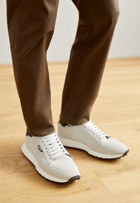 Niet geselecteerd, white