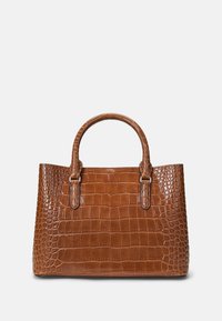 Bolsa de couro embossada em croco castanha com alças arredondadas, uma forma estruturada e acabamentos em metal. Padrão de superfície texturizada.