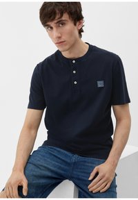 s.Oliver MIT HENLEY-AUSSCHNITT - Jednoduché tričko - navy