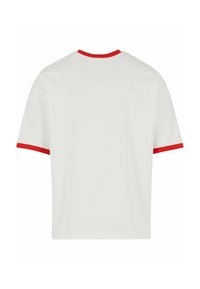 T-shirt bianca a maniche corte, con dettagli rossi sul colletto e sui bordi delle maniche. Design semplice e squadrato con una texture liscia.