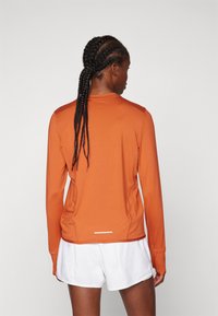 Nike Performance SWIFT TOP - Langærmet T-shirt - burnt sunrise/reflective silver