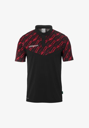 Sort polo-shirt med rødt og sort abstrakt mønster på den øverste del. Har krave og knapper, lavet af et let materiale.