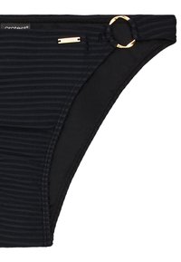 Czarny biustonosz bikini z delikatną teksturą w prążki, z akcentem w postaci złotego metalowego pierścienia oraz małą złotą metką marki na pasku.