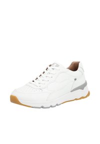 Weißer Sneaker mit Obermaterial aus strukturiertem Leder, perforierter Zehenpartie, grauen Akzenten und einer Gummisohle mit braunem Profil. Mit Schnürdesign.