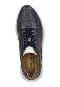 Dunkelblaue Ledersneaker mit strukturiertem Obermaterial, weißer Gummisohle, marineblauen Schnürsenkeln und braunem Akzent an der Seite. Innen ist eine gepolsterte Sohle integriert.