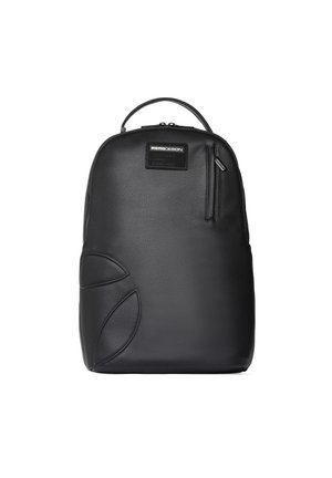 Zaino nero testurizzato con maniglia superiore, tasca frontale verticale con zip, design a foglia in rilievo in basso a sinistra e patch rettangolare del marchio vicino al centro superiore.