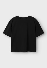 Svart kortärmad t-shirt med rund halsringning, gjord av mjuk bomull. Har en avslappnad passform utan synliga mönster eller detaljer.