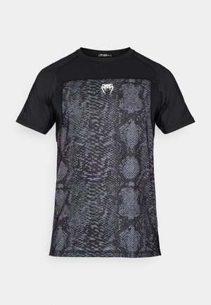 Svart T-skjorte med korte ermer, med grått slangemønster foran, ensfargede svarte sider og en liten hvit logo nær halsen. Lettvekt stoff.