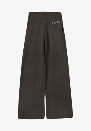 Široké nohavice z tmavosivej fleece látky, so širokým pásom a bočnými vreckami. Na prednej strane je zobrazené logo značky.