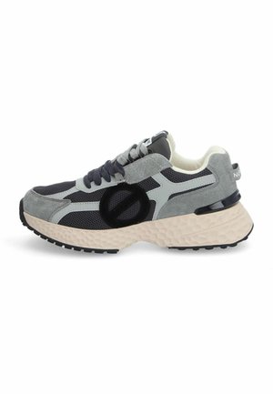 Sportschoenen met een bovenwerk van grijs en marineblauw mesh, leren accenten, een zwart logo detail en een textuurzool van licht materiaal met een zwarte rubberen loopvlak.