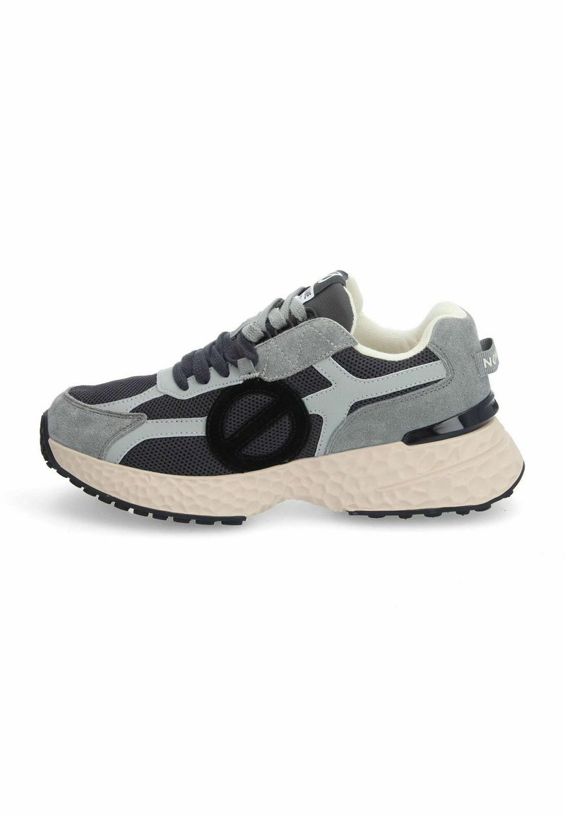 Sportschuhe mit einem grauen und marineblauen Mesh-Obermaterial, Wildleder-Akzenten, schwarzem Logo-Detail und einer strukturierten, hellen Sohle mit schwarzem Gummiprofil.