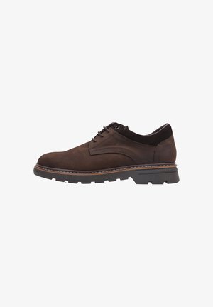 Chaussures en suède marron avec une finition lisse, un design à lacets, une semelle en caoutchouc épaisse et des coutures contrastées le long du bord pour un détail supplémentaire.