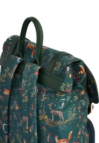 Zeleni ruksak s uzorkom izrađen od sintetičkog materijala, s motivima životinja i cvijeća, pruža kožne ručke i akcentne metalne dijelove.