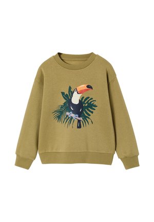 Olivgrüner Pullover mit langen Ärmeln und gerippten Bündchen, vorne mit einem bunten Tukan, der auf tropischen grünen Blättern sitzt, bedruckt.
