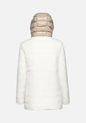 Giubbotto bianco imbottito con cappuccio beige trapuntato, maniche lunghe e design dritto, con una superficie in tessuto liscia.