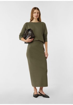 - Spódnica ołówkowa