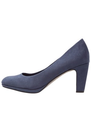 Escarpin en suede bleu marine à talon haut avec bout rond et un talon bloc de hauteur moyenne, présentant une texture lisse et des lignes épurées.
