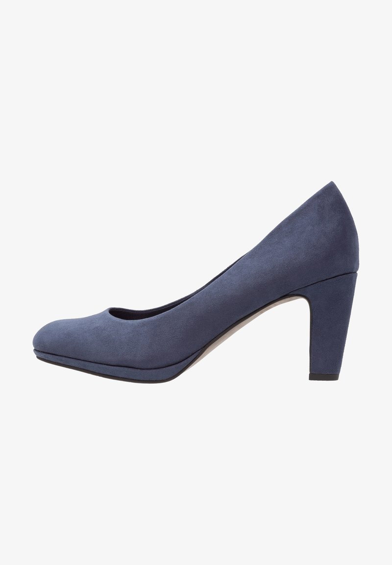 Escarpin en suede bleu marine à talon haut avec bout rond et un talon bloc de hauteur moyenne, présentant une texture lisse et des lignes épurées.