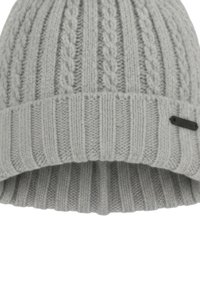 Cappello a maglia grigio con trama a coste e motivo a treccia. Presenta un risvolto piegato e un piccolo logo nero come decorazione.