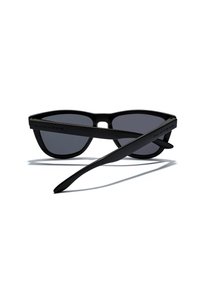 Ochelari de soare negri cu finisaj mat, design rotund, lentile închise și brațe subțiri. Numele brandului "HAWKERS" este gravat pe cadru.