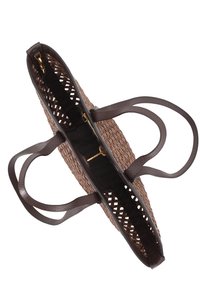 Sac fourre-tout marron tissé avec poignées et garnitures en cuir foncé, ouverture supérieure laissant apparaître une poche intérieure zippée avec tirette de fermeture éclair dorée.