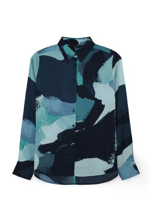 Camicia a maniche lunghe con bottoni, caratterizzata da un motivo astratto in acquerello blu, turchese e nero, esposta distesa su uno sfondo bianco.