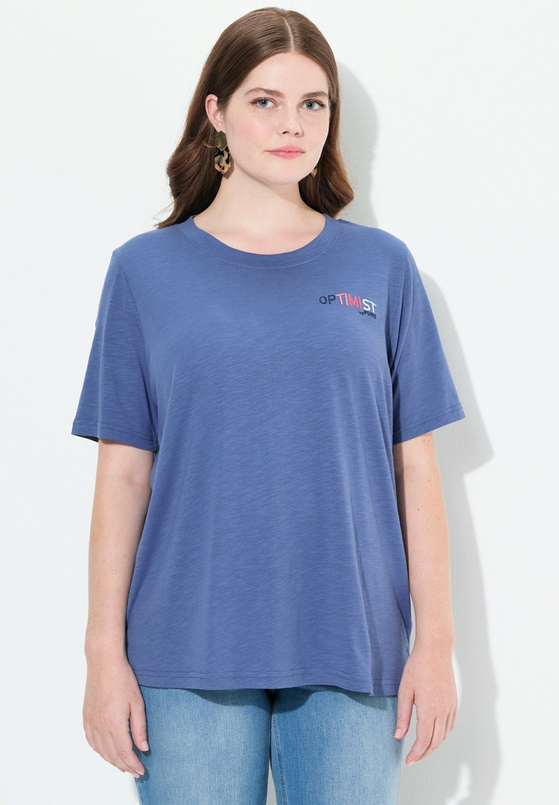 Niebieska koszulka z krótkim rękawem, okrągłym dekoltem i nadrukowanym logo "OPTIMIST" w kolorze czerwonym i czarnym. Gładka tekstura materiału, luźny krój.
