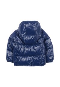 Marineblauwe donsjack met een glanzende, doorstikte buitenkant, een capuchon en een losse pasvorm. Geen zichtbare sluitingen of extra details op de achterkant.