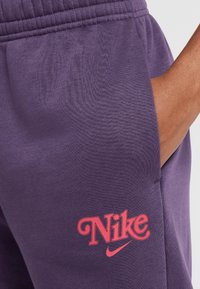 Nike Sportswear TREND PANT - Pantaloni sportivi - dark raisin